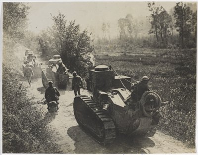 フランスのルノーFT 17「モスキート」戦車、オートバイと歩兵、1917-18年 作： English Photographer